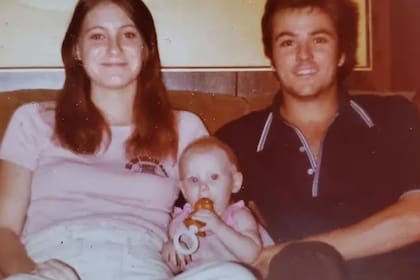 Holly Marie y sus padres, poco antes de la misteriosa muerte de los dos adultos y su desaparición en el bosque