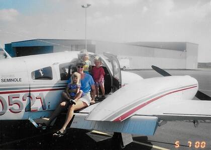 Holly Petitt y sus tres hijos en una avioneta