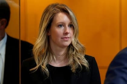 Holmes acusa a su exsocio y pareja, Ramesh "Sunny" Balwani, de haber abusado sexualmente de ella