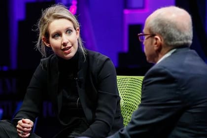 Holmes enfrenta dos décadas en prisión por fraude.