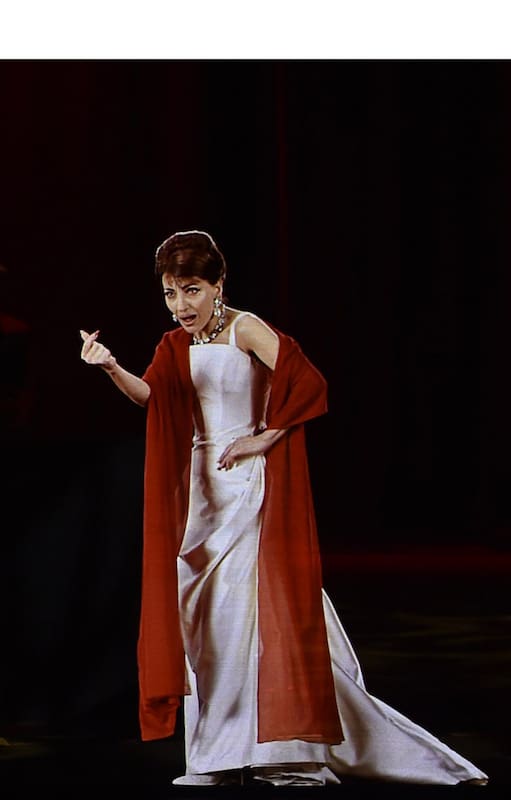 Las pantallas HD y los hologramas son recursos cada vez más utilizados para hacer tours de conciertos; desde Elvis Presley y María Callas (su versión virtual que se ve en esta foto daría un concierto en agosto en Buenos Aires) hasta Roy Orbison y Ronnie James Dio