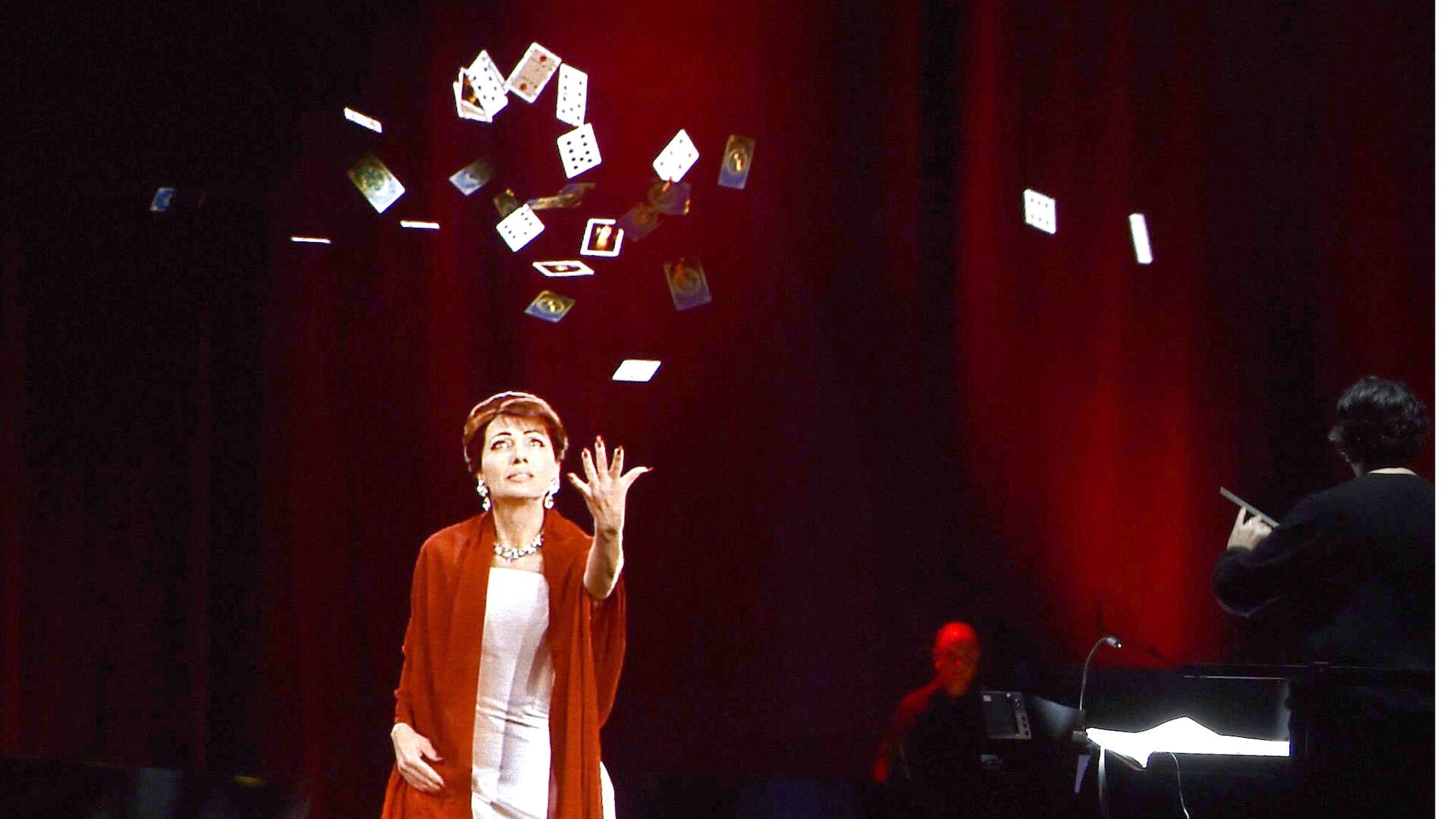 Las pantallas HD y los hologramas son recursos cada vez más utilizados para hacer tours de conciertos; desde Elvis Presley y María Callas (su versión virtual que se ve en esta foto daría un concierto en agosto en Buenos Aires) hasta Roy Orbison y Ronnie James Dio