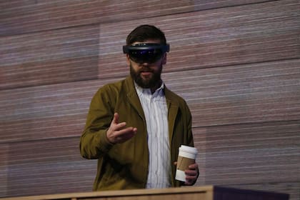 HoloLens, uno de los proyectos de investigación de Microsoft busca encontrar su lugar en el mercado bajo la gestión de Nadella
