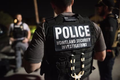 Homan defendió los operativos de ICE en lugares "sensibles" como escuelas y hospitales, y aseguró que se tomarán decisiones basadas en la amenaza a la seguridad nacional