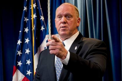 Homan recordó que previamente ya había confirmado que existían indicios e investigaciones en curso relacionadas con denuncias sobre posibles infracciones o fraude migratorio