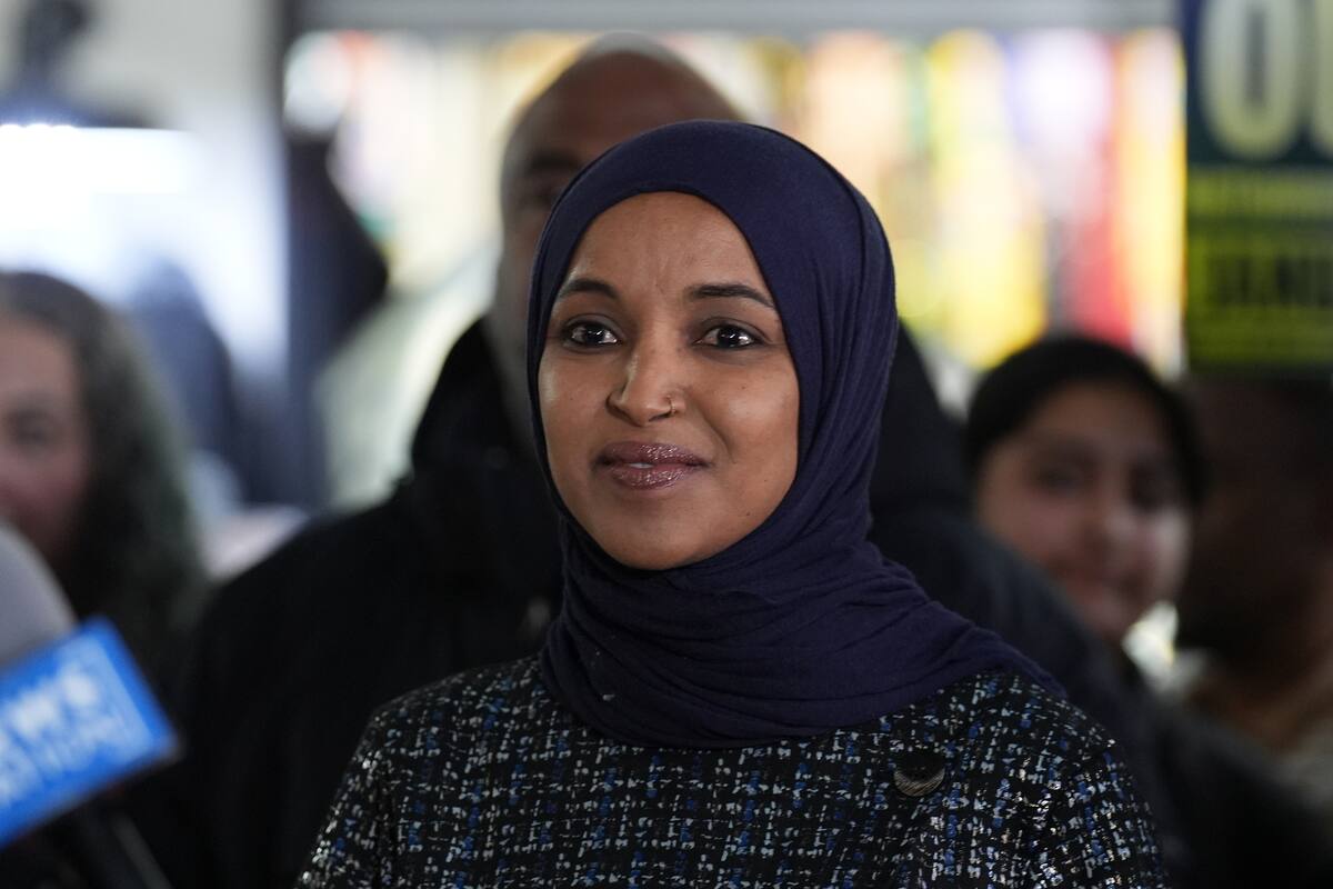 Hombre acusado de arrojar vinagre contra representante Ilhan Omar