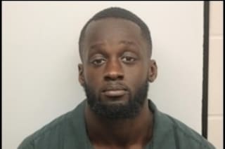 Hombre acusado de tiroteos en área de Atlanta muere en la cárcel