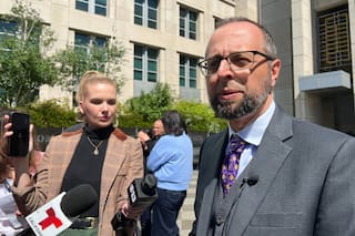 Hombre baleado por el Ice en California seguirá detenido por riesgo de fuga, dice abogado