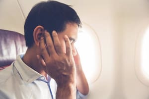 Hombre con oidos taponados en el avión