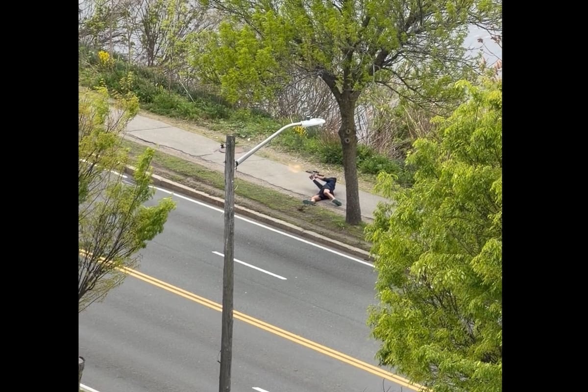 Hombre con rifle de asalto dispara a conductores cerca de Boston; lesiona a dos antes de ser herido