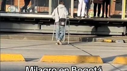 Hombre corre para colarse en el colectivo
Foto: TikTok: @alejopinedo_