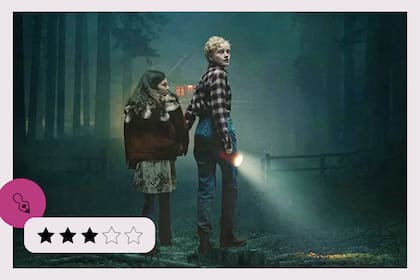 Hombre lobo, con Julia Garner y Mathilda Firth