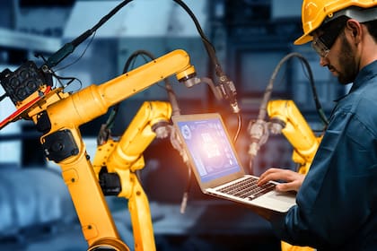 Hombre operando maquinaria.