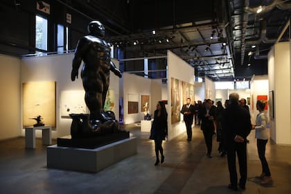 "Hombre que camina", escultura de Fernando Botero exhibida por Maman en arteba 2017