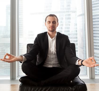Hombre respirando conscientemente en la oficina
