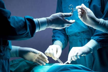 Hombre se cansó de esperar un diagnóstico médico y se operó con tutoriales de YouTube