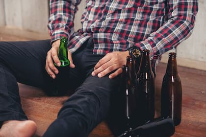 Hombre tomando alcohol en exceso