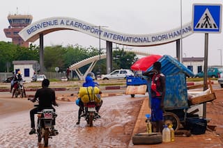 Hombres armados atacan el aeropuerto en la capital de Níger; se oyen explosiones y disparos
