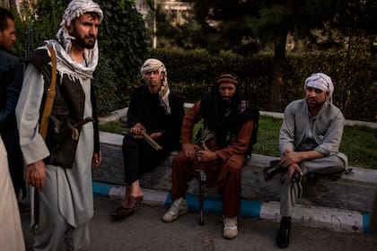 Hombres armados con combatientes talibanes que llegan a Kabul, Afganistán, el 15 de agosto de 2021 (Jim Huylebroek / The New York Times).