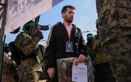 Hombres armados de Hamas hacen desfilar al rehén Sagui Dekel-Chen
