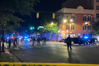 Hombres armados matan a dos personas y hieren a 12 en tiroteo en centro de capital de Alabama