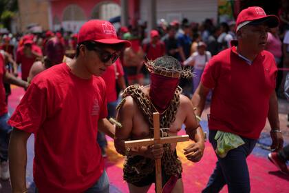 Hombres cargan cadenas y se perforan con cactus en tradición del Viernes Santo en ciudad mexicana