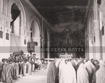 Hombres de un lado, mujeres del otro en el templo de la Purísima, en la misión de Tarairí.