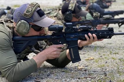 Hombres entrenándose en la Academia Antiterrorismo en la República Checa