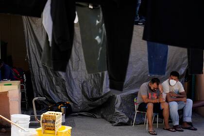 Hombres esperan en un refugio para migrantes el jueves 21 de abril de 2022 en Tijuana, México. (Foto AP/Gregory Bull)