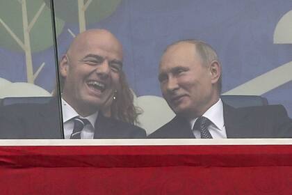 Hombres fuertes. El suizo Gianni Infantino, sucesor de Blatter en la conducción de la FIFA, junto al presidente ruso Vladimir Putin, mientras miran un partido en San Petersburgo, en junio de 2017