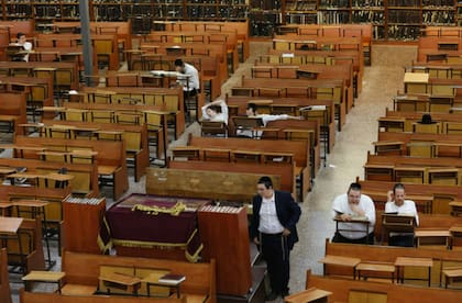 Hombres judíos ortodoxos estudian la Torá en una yeshivá en Bnei Brak, Israel. Las autoridades rabínicas ortodoxas son quienes tienen el control exclusivo de los matrimonios y los divorcios en el país
