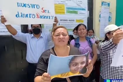 Hombres y mujeres le pidieron a la estafadora que les regrese su dinero