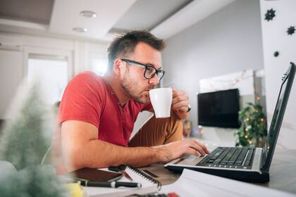 Home office: lo que se ahorra en alquiler de instalaciones y equipamiento se debería reasignar a suministros para el personal: buena conexión de Internet, equipos y computadoras