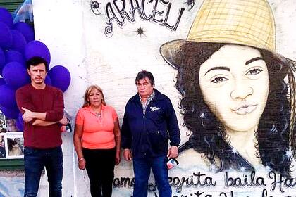 Homenaje a Araceli Fulles, en el día en que hubiese cumplido 27 años; la joven fue asesinada en abril de 2017, en San Martín, y en septiembre será el juicio por el femicidio. Roberto García Moritán acompañó a Mónica Ferreyra y Roberto Fulles, padres de la víctima