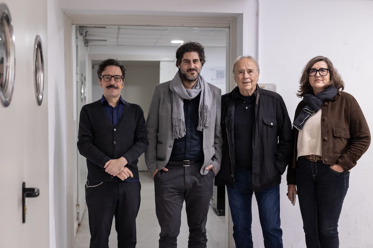 Homenaje a Fontanarrosa en Barcelona, con Darío Adanti, Tute, Joan Manuel Serrat y la directora de Casa Amèrica Catalunya, Marta Nin i Camps