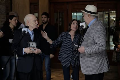 Homenaje a Héctor Larrea y Cacho Fontana en Radio Nacional, en marzo de 2019 (junto a ellos Silvina Chediek)