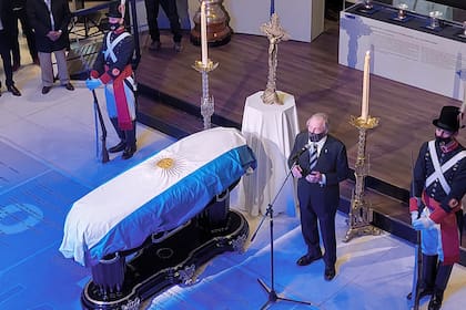 Tributo a Fangio.
Sir Jackie Stewart (Campeón Mundial de F1 en 1969, 1971 y 1973) brindó su tributo a Juan Manuel Fangio en la ceremonia realizada en el Museo Fangio