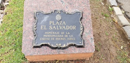 La placa de homenaje a la Plaza El Salvador, hoy desaparecida