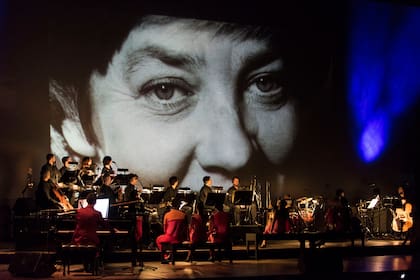 Homenaje a Maria Elena Walsh en el Teatro Colon