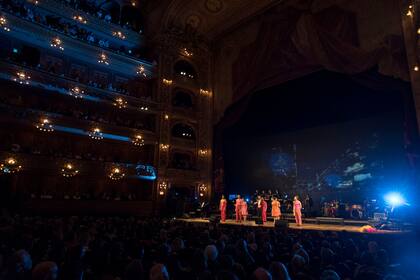 Homenaje a Maria Elena Walsh en el Teatro Colon
