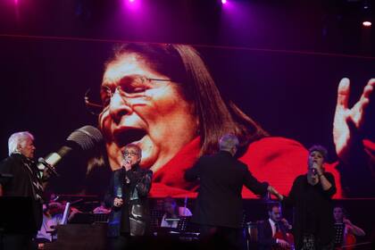 Homenaje a Mercedes Sosa durante la ceremonia de los premios