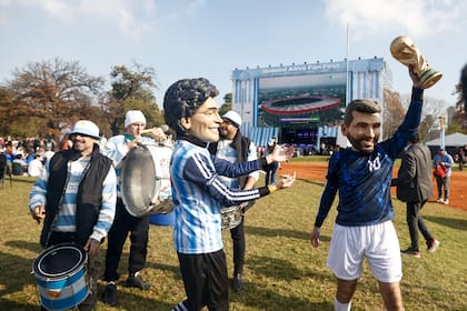 Homenaje a Messi y Maradona