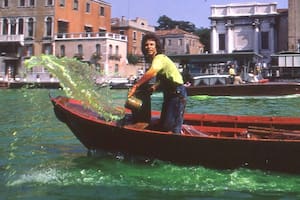 Homenaje a Nicolás García Uriburu en el Bellas Artes, a medio siglo de la coloración del Gran Canal de Venecia
