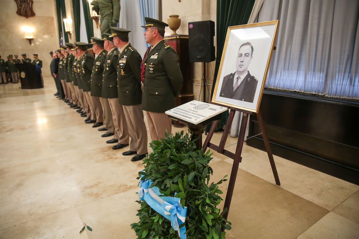 Homenaje al Coronel (post morten) Argentino del Valle Larrabure en el Ministerio de Defensa. Participaron sus hijos.