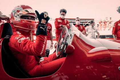 Homenaje. Charles Leclerc al comando de la 375 F1 con la que José Froilán González ganó el primer GP para Ferrari en 1951