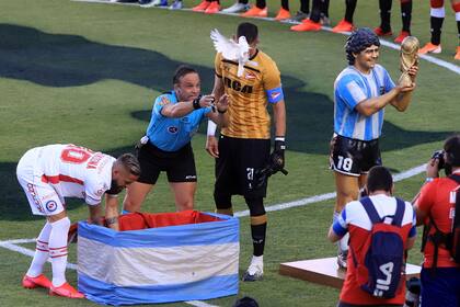 Homenaje de Argentinos a Diego Maradona