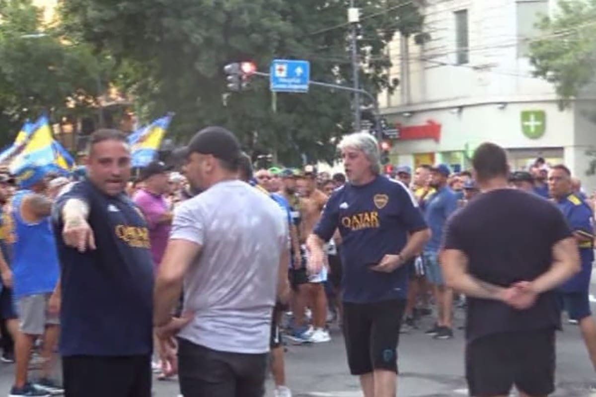 Homenaje de la 12 a Maradona. Corte de la avenida Almirante Brown impidiendo la normal circulación del transporte público. 7 de marzo de 2020