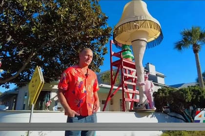 Homenaje en el jardín a la película "Una historia de Navidad en Florida" (captura de video News4JAX)