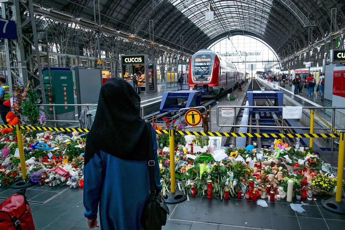 Homenaje en la estación de Fráncfort al chico que murió tras ser empujado a las vías por un hombre con problemas mentales
