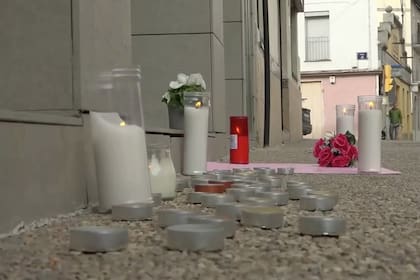 Homenaje en la puerta del edificio de Sallent, en Barcelona, por la muerte de la niña argentina de 12 años y el grave estado en el que se encuentra su hermana gemela después caer desde el tercer piso